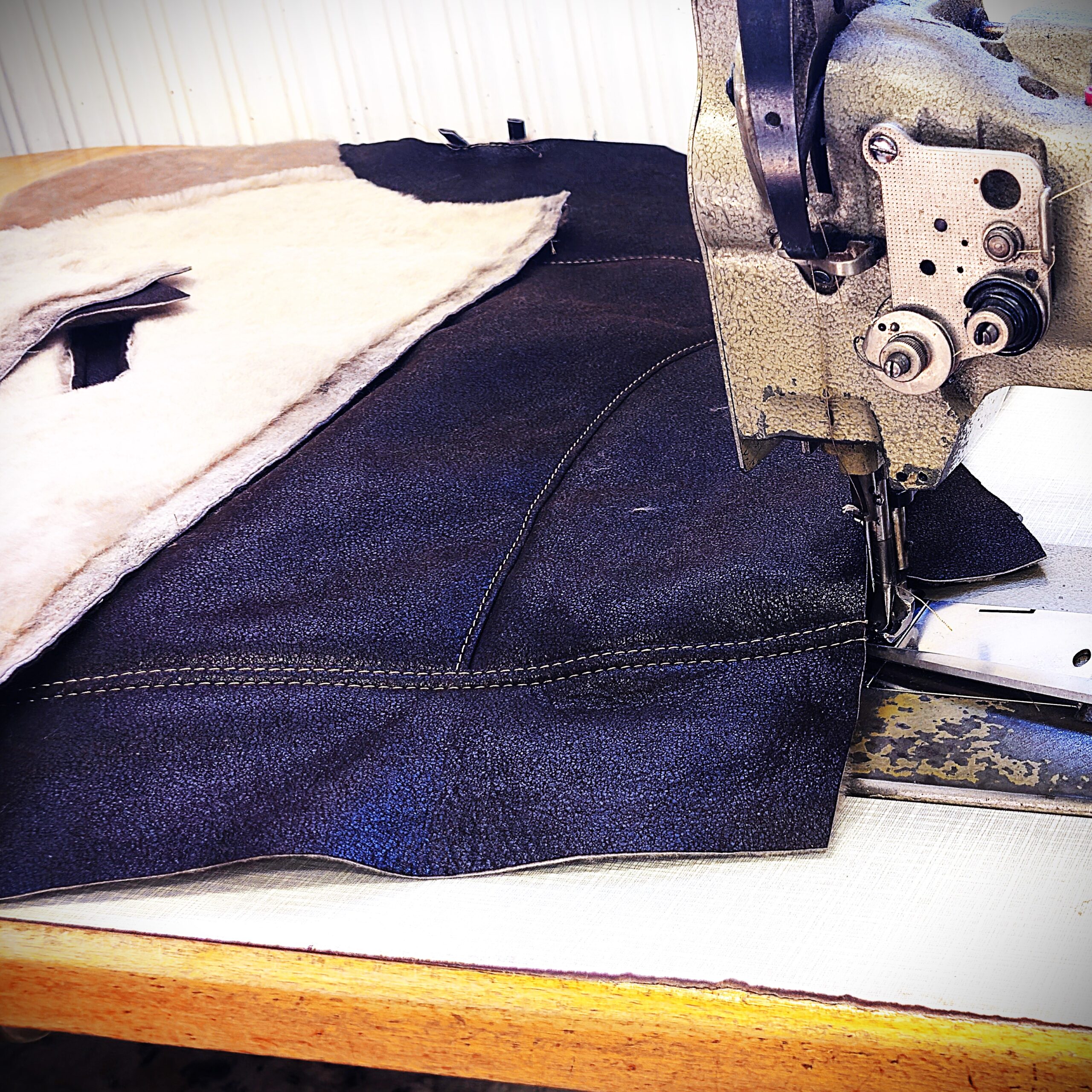 Proces Produkcji Kożucha w Szwalni Leder Gentleman – Tradycja od 1994 roku